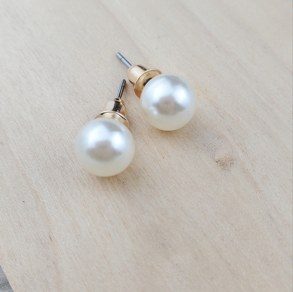 💫 5/$25 Stunning Pearl Earrings 💫 - Picture 4 of 4